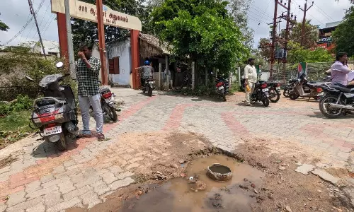 குழாய் உடைந்து வீணாகும் தண்ணீர்