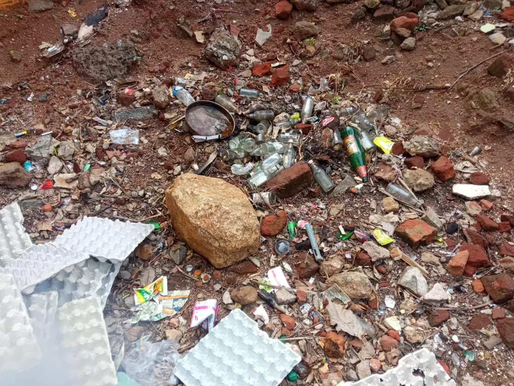 மது பாராக மாறிய பள்ளி வளாகம் மது பாராக மாறிய பள்ளி வளாகம்