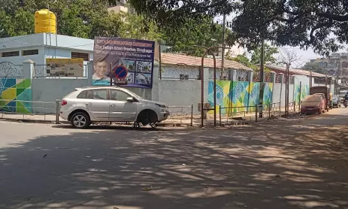 சாலையில் நிற்கும் பழுதடைந்த கார் சாலையில் நிற்கும் பழுதடைந்த கார்