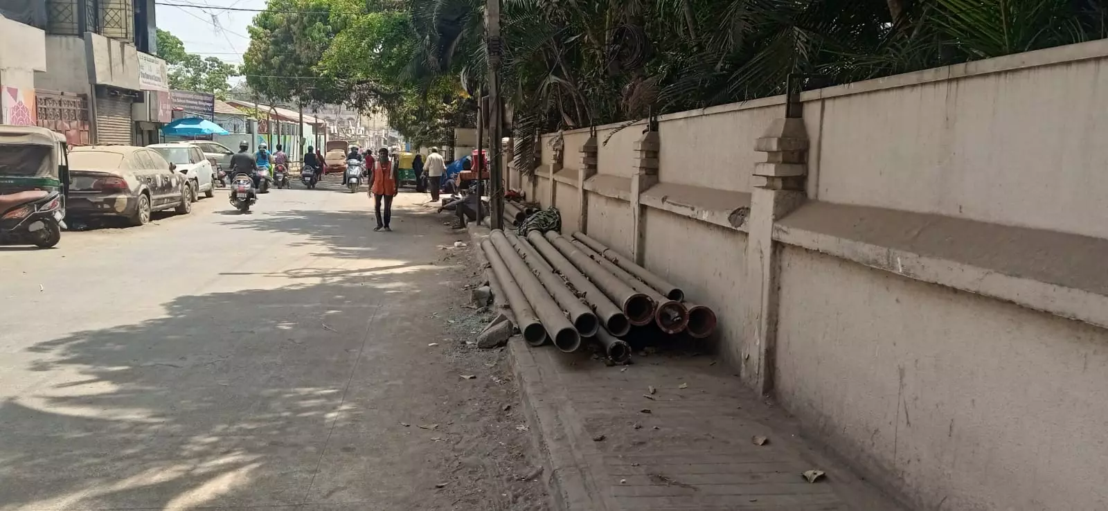 நடைபாதையில் கிடக்கும் இரும்பு குழாய்கள் நடைபாதையில் கிடக்கும் இரும்பு குழாய்கள்