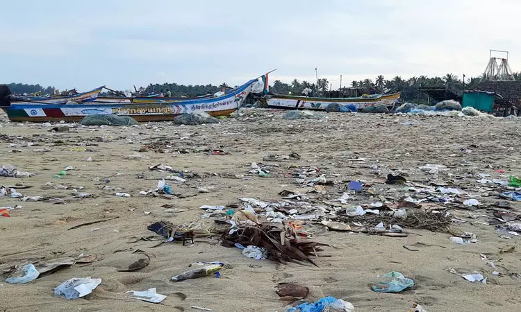 குப்பைகளின் கூடாரமான கடற்கரை