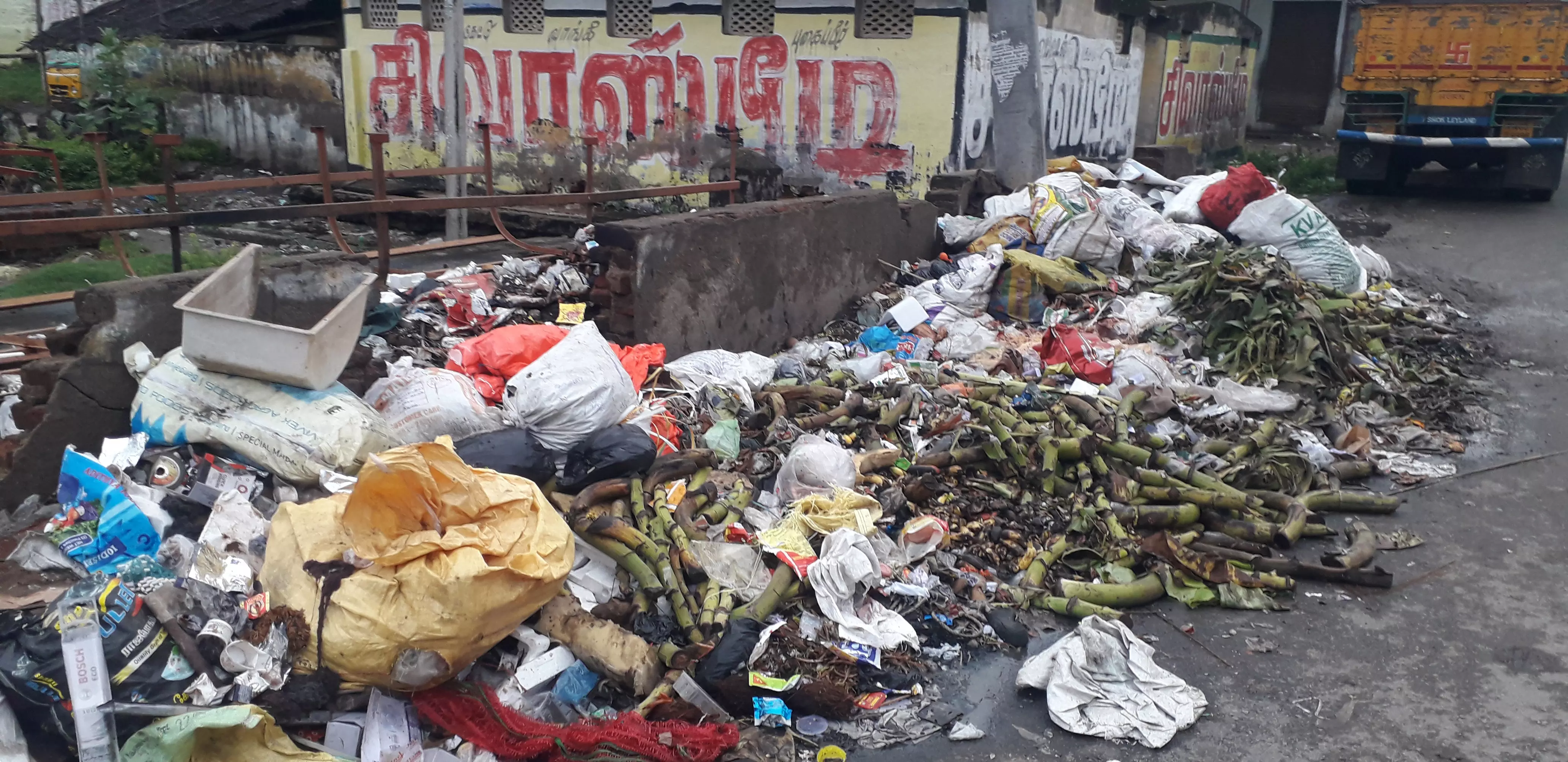 குப்பைகளை அகற்றுவார்களா?