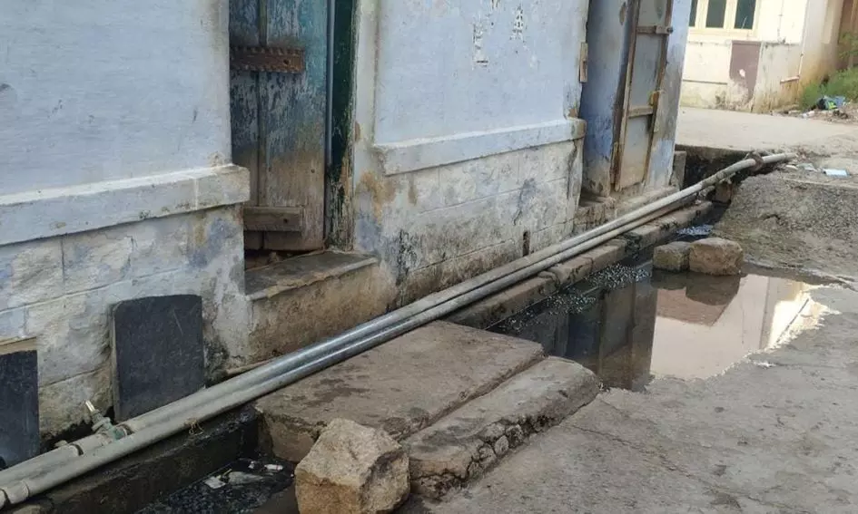 தூர்வாரப்படாத சாக்கடை கால்வாய் தூர்வாரப்படாத சாக்கடை கால்வாய்