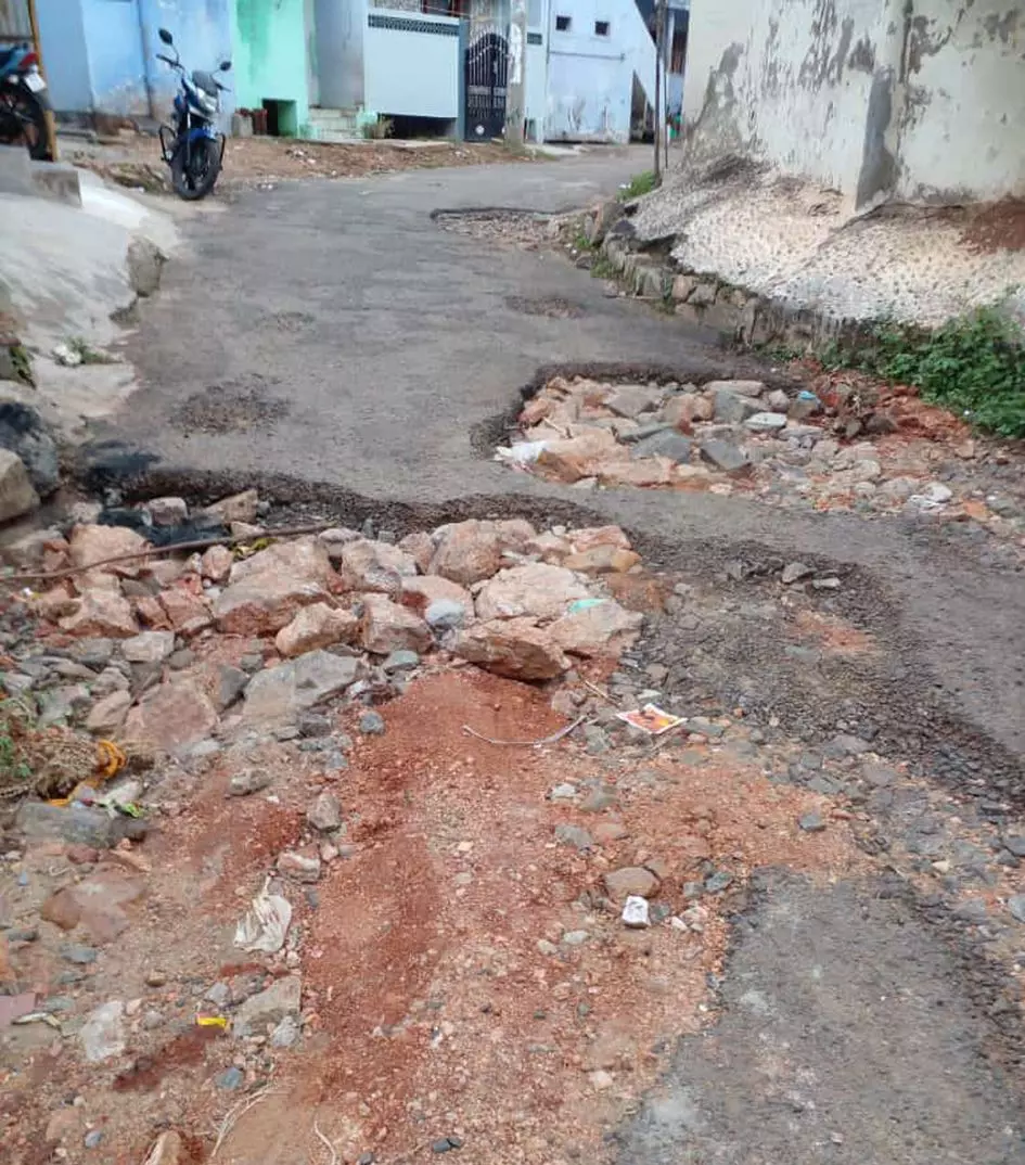 உருக்குலைந்த தார் சாலை