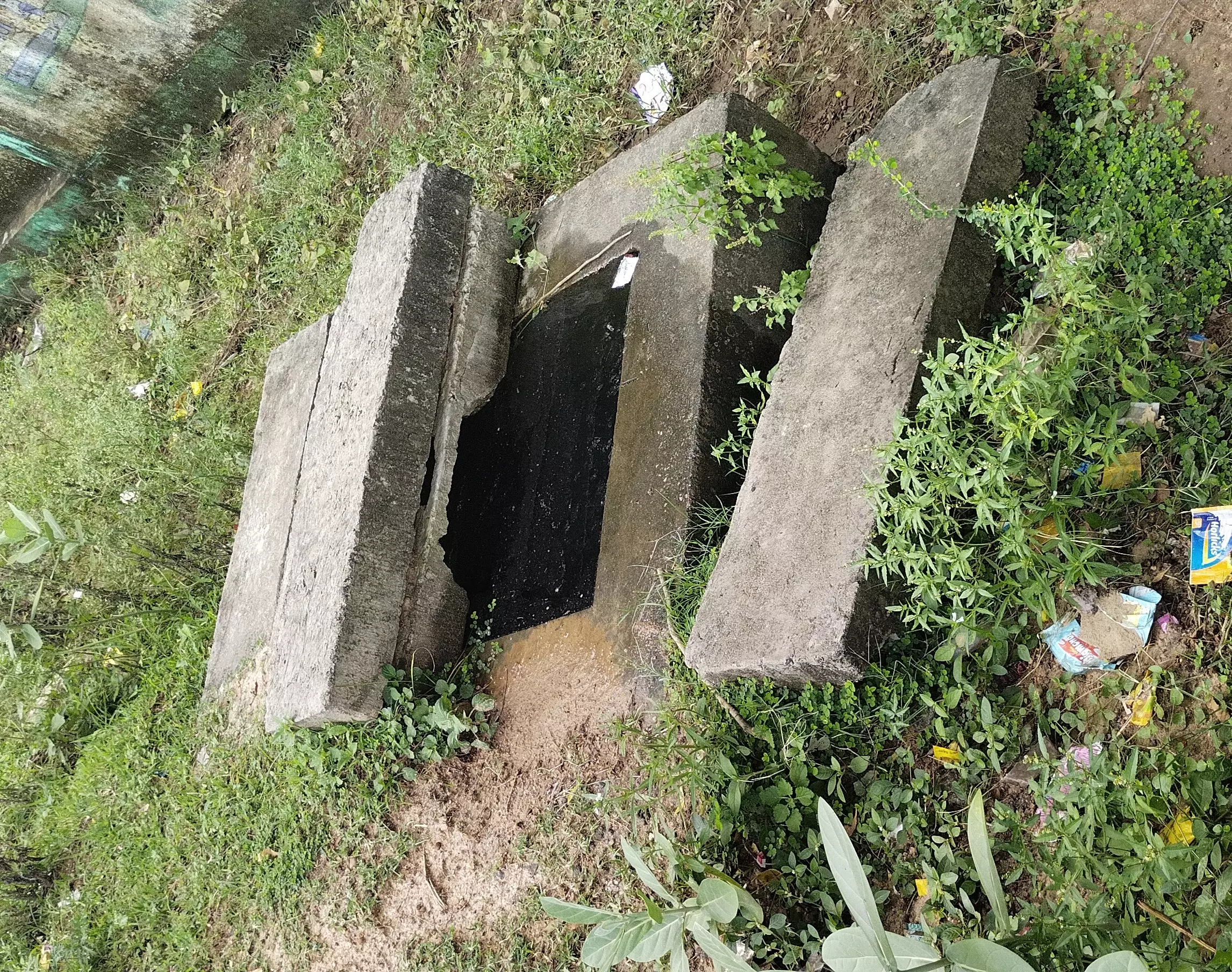 ஆபத்தான தண்ணீர் தொட்டி ஆபத்தான தண்ணீர் தொட்டி