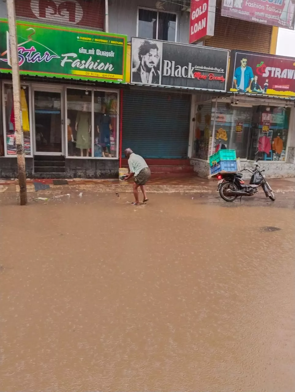 சாலையில் தேங்கும் மழைநீர் சாலையில் தேங்கும் மழைநீர்