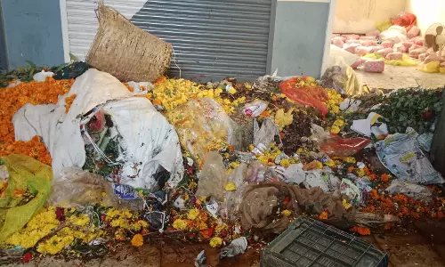 குவிந்து கிடக்கும் குப்பைகள்