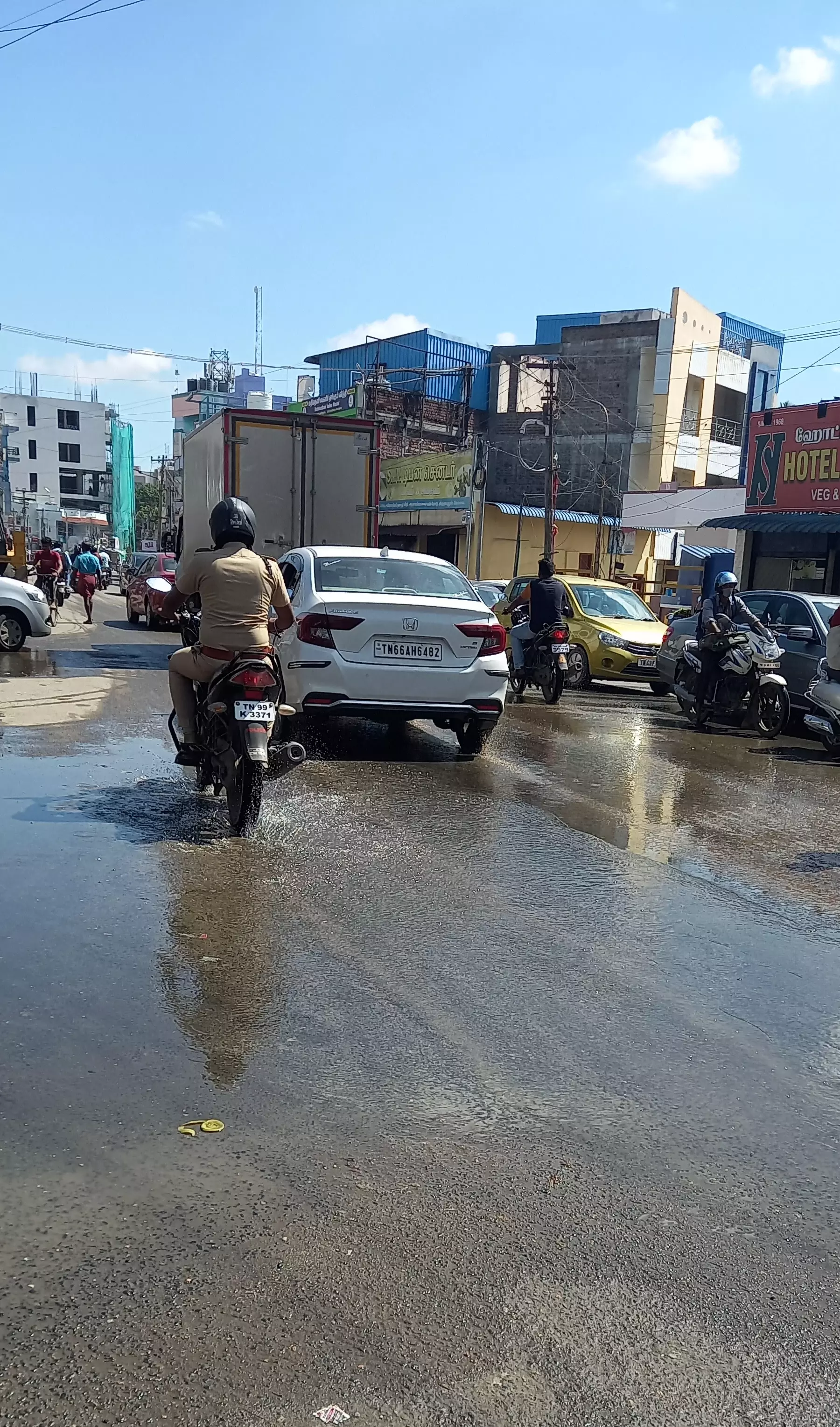 சாலையில் வழிந்தோடும் கழிவுநீர்