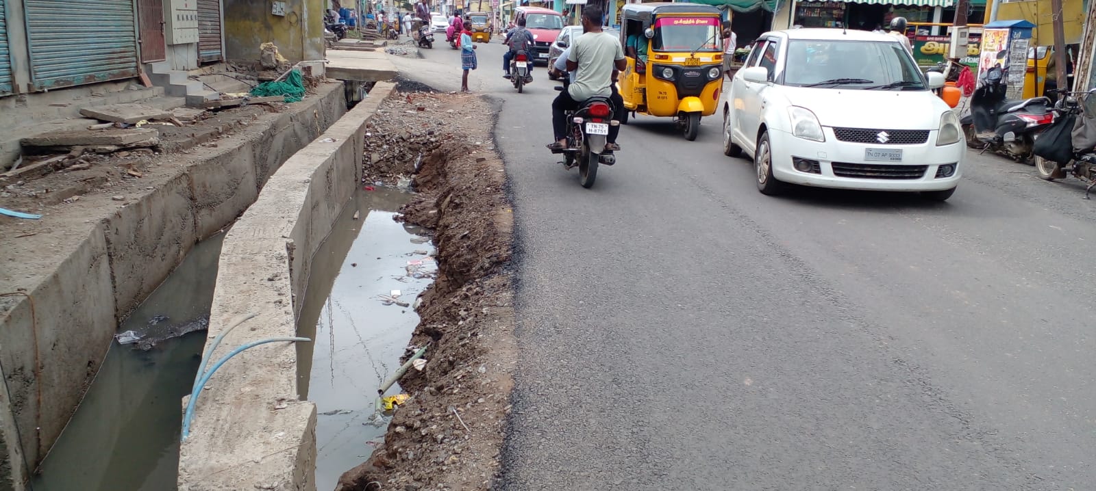 சாலையோரம் ஆபத்து