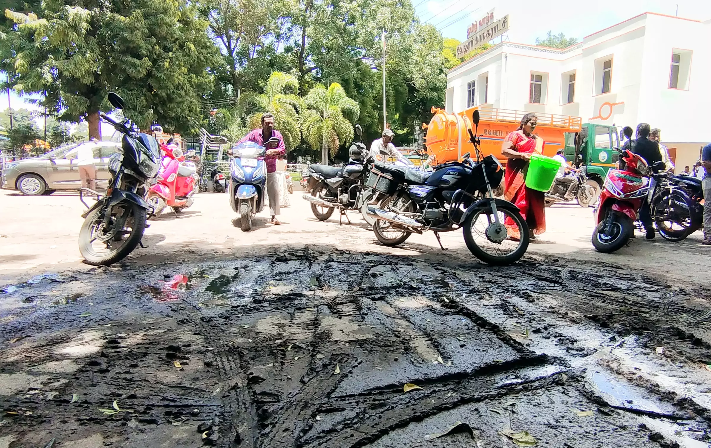 சேறும் சகதியுமான மாநகராட்சி வளாகம்