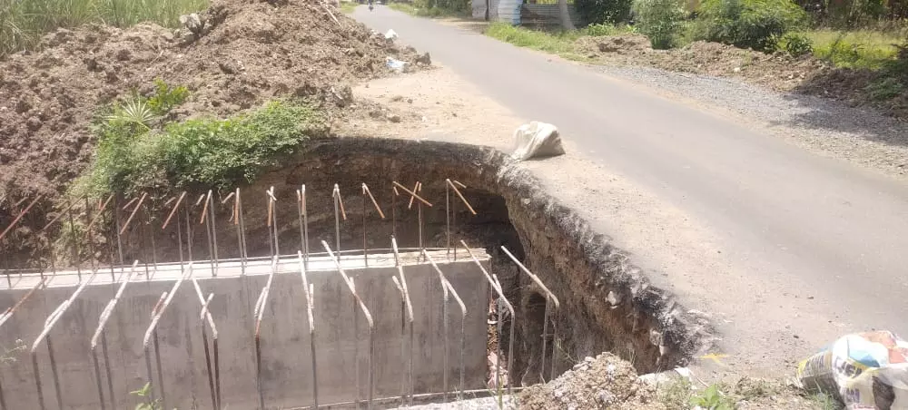 உயிர் பலி வாங்க காத்திருக்கும் பள்ளம்