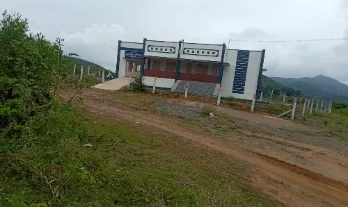 பூட்டி கிடக்கும் கால்நடை மருத்துவமனை