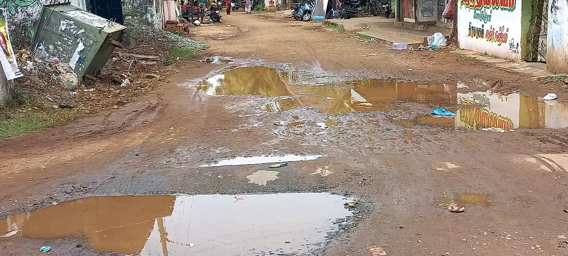 குண்டும்,குழியுமான சாலை