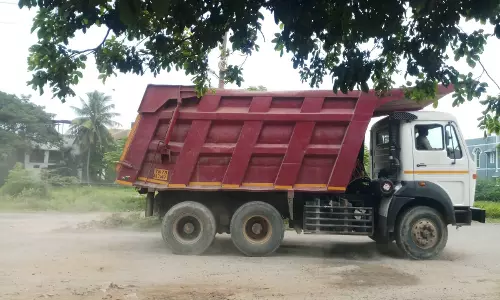 கனரக வாகனங்களால் சாலை பழுது கனரக வாகனங்களால் சாலை பழுது