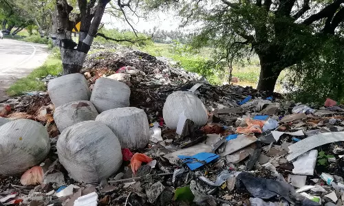 குவிந்து கிடக்கும் குப்பை குவிந்து கிடக்கும் குப்பை