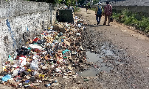 நிரம்பி வழியும் குப்பை தொட்டி