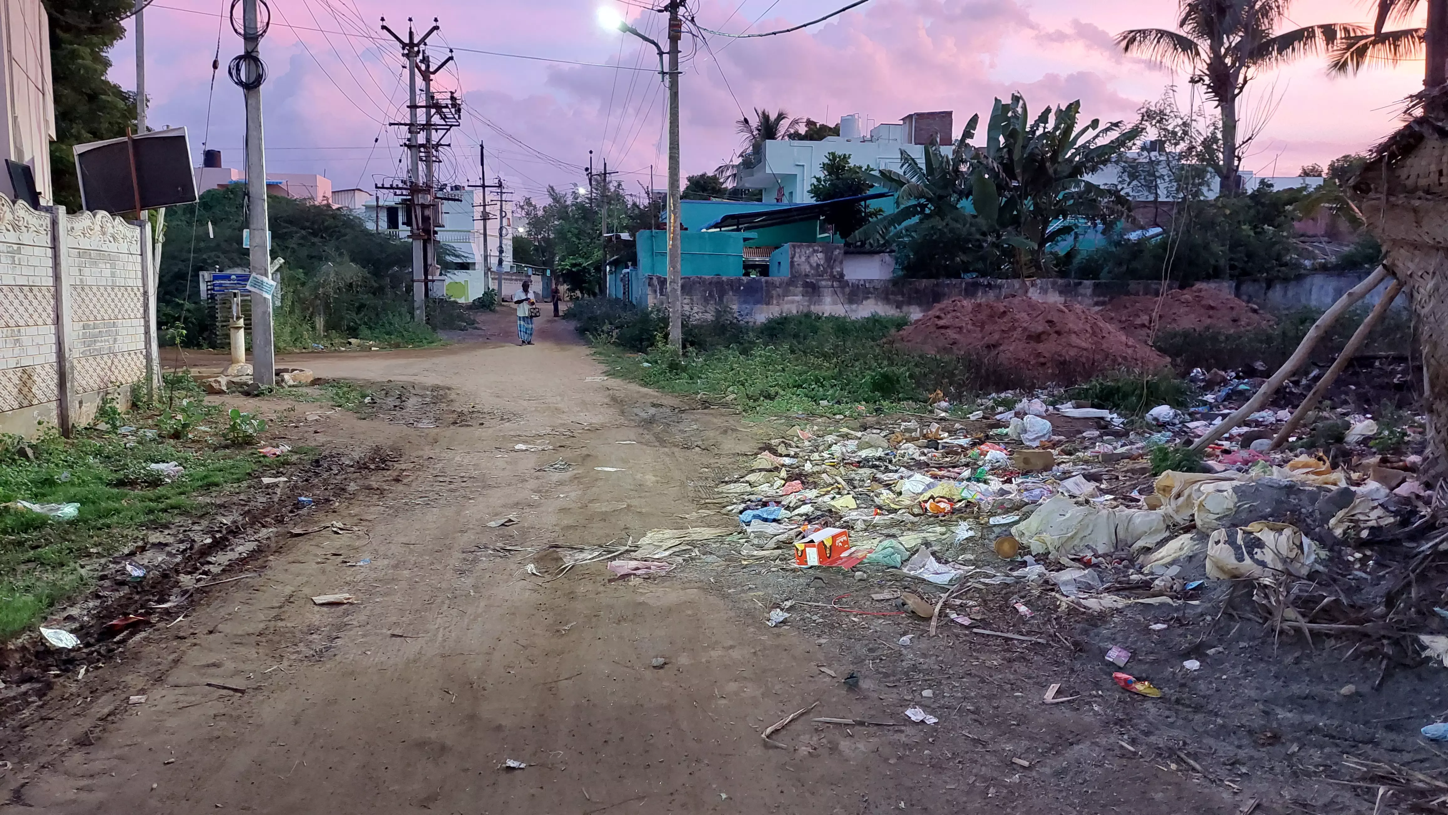 சாலையோரம் கொட்டப்படும் குப்பைகள்