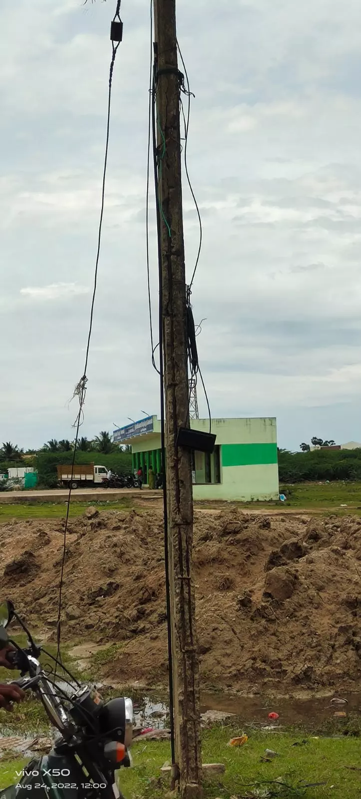 எலும்பு கூடான மின்கம்பம்