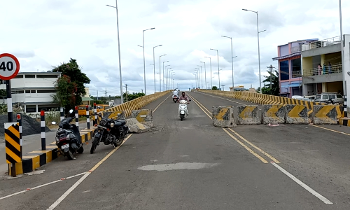 திறக்கப்படாத மேம்பாலம்