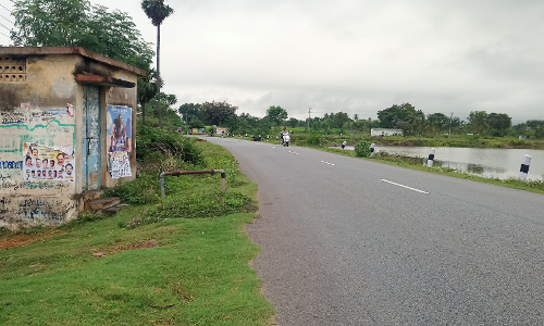 சாலையோரத்தில் குடிநீர் குழாய்