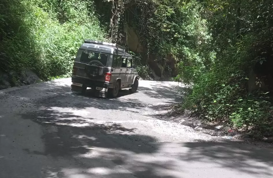 குண்டும், குழியுமான சாலை