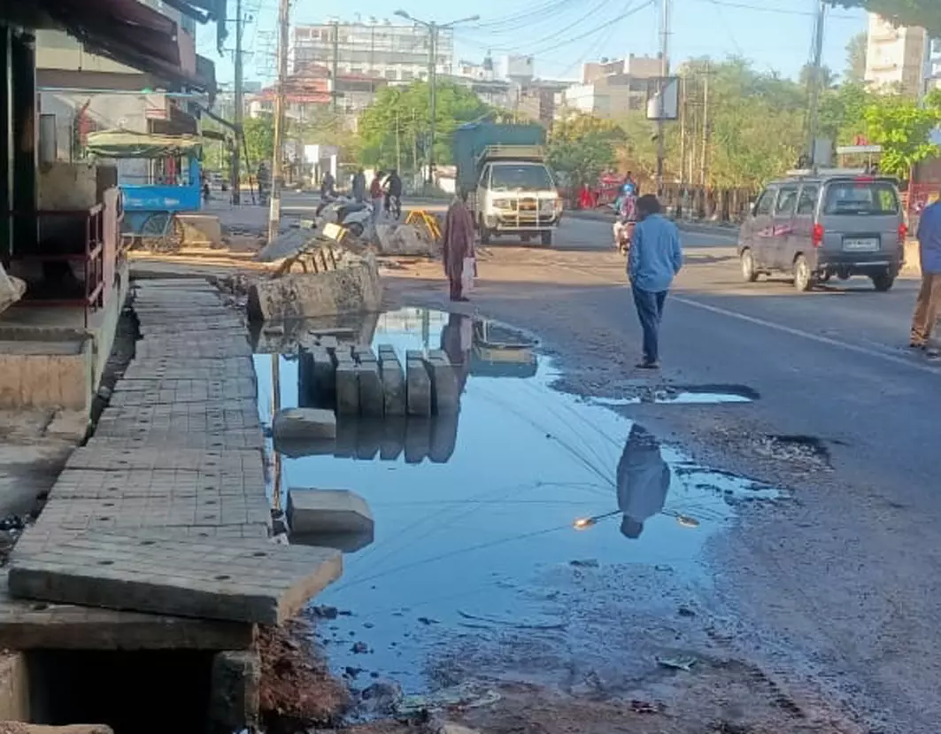 தேங்கிய மழைநீரால் சுகாதார சீர்கேடு தேங்கிய மழைநீரால் சுகாதார சீர்கேடு
