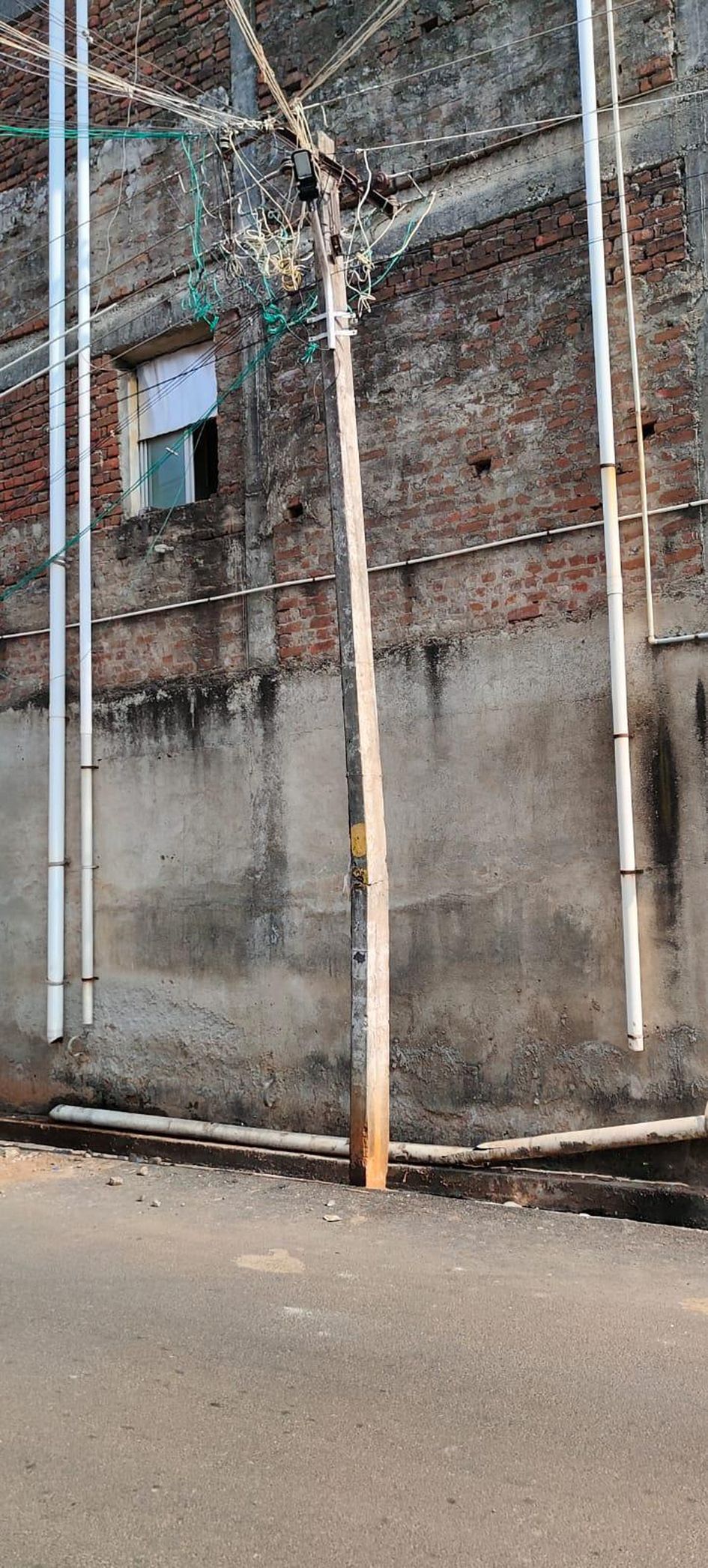 ஆபத்தான மின்கம்பம்