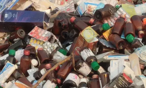 மருத்துவ கழிவுகளால் துர்நாற்றம்