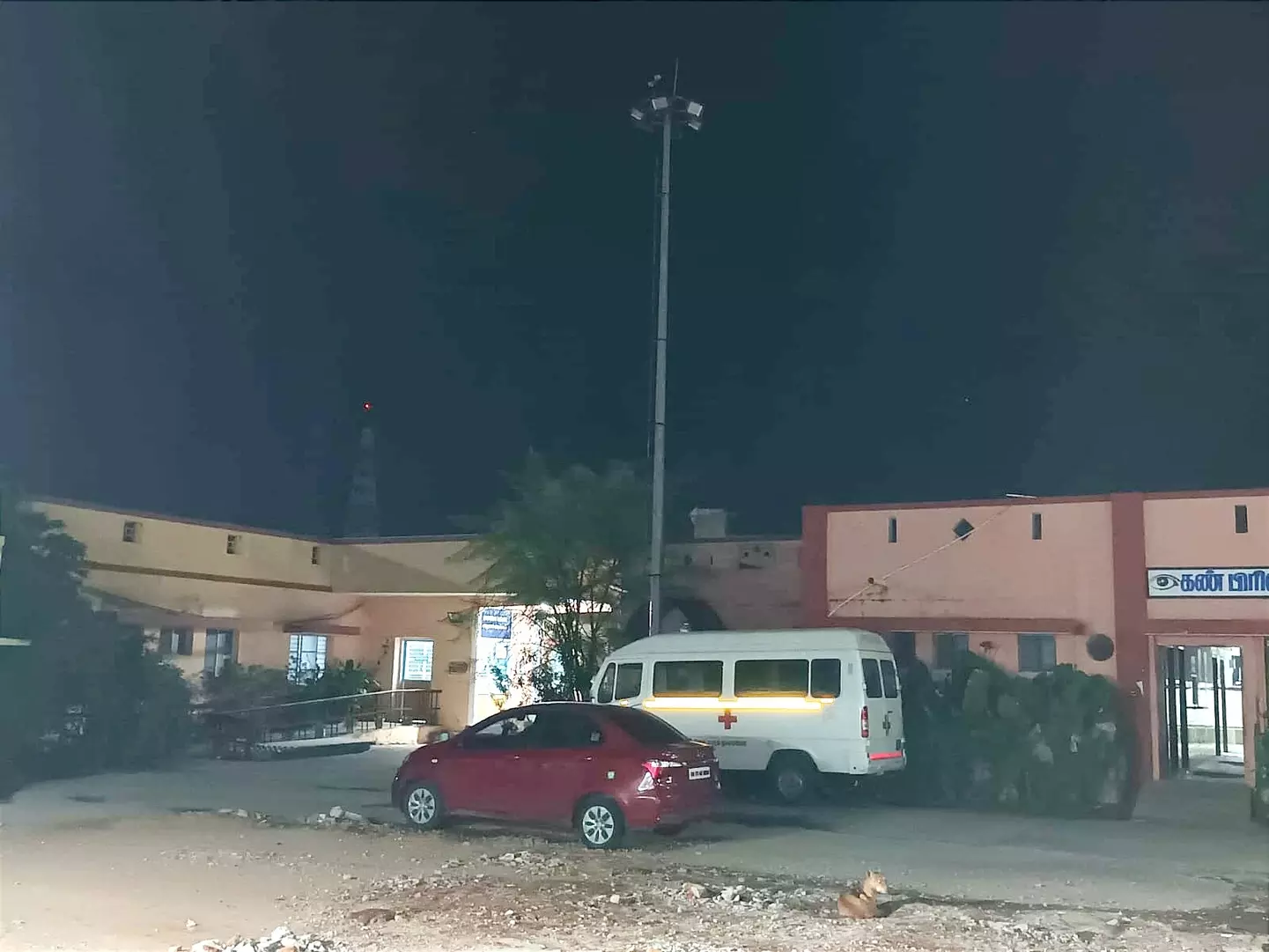 எரியாத உயர் கோபுர மின்விளக்குகள் எரியாத உயர் கோபுர மின்விளக்குகள்