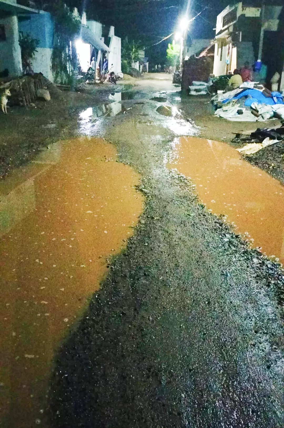 குண்டும், குழியுமான சாலை குண்டும், குழியுமான சாலை