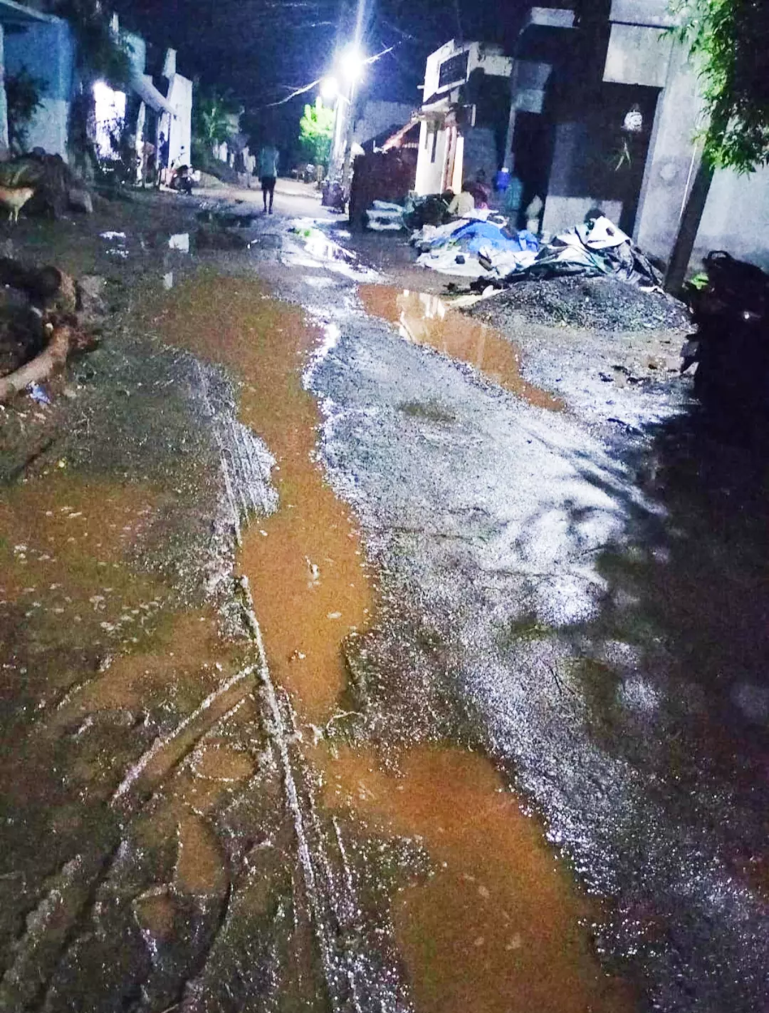 குண்டும், குழியுமான சாலை குண்டும், குழியுமான சாலை