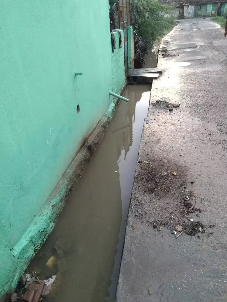 சாக்கடை கால்வாயில் அடைப்பு