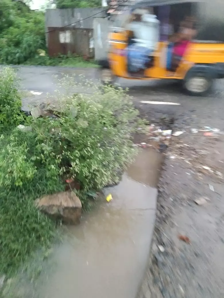 சாக்கடை கால்வாயில் அடைப்பு