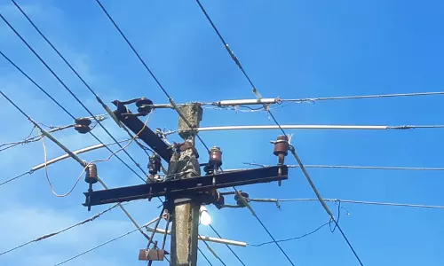 ஆபத்தான மின்கம்பம்