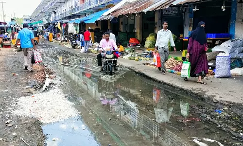 தேங்கும் மழைநீரால் அவதி