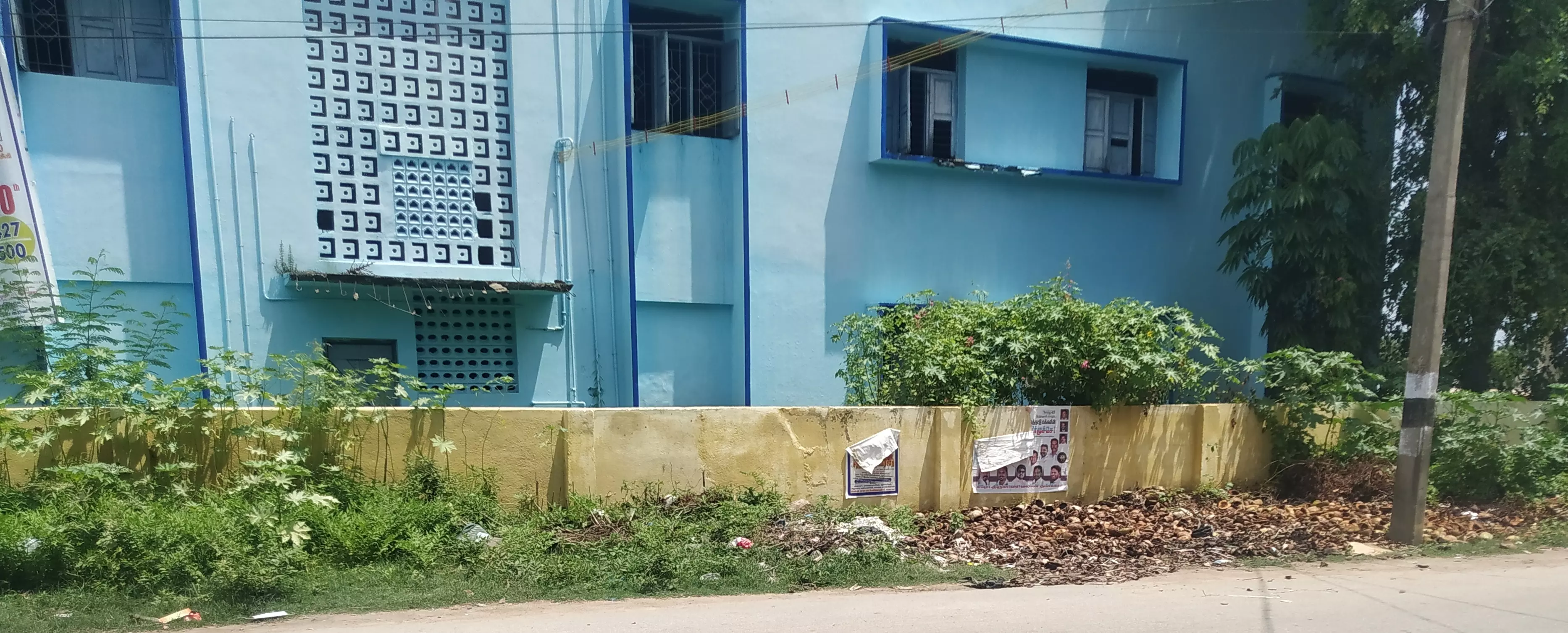 பள்ளி வளாகத்தை சுத்தம் செய்வார்களா? பள்ளி வளாகத்தை சுத்தம் செய்வார்களா?