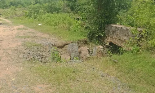 சிறுபாலம் உடைந்து சேதம்