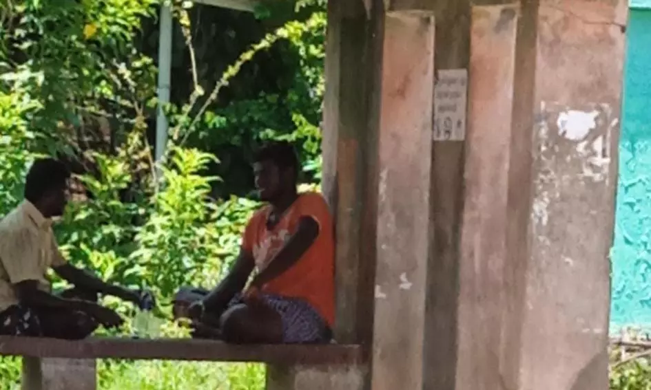 பாராக உள்ள பயணிகள் நிழற்குடை பாராக உள்ள பயணிகள் நிழற்குடை