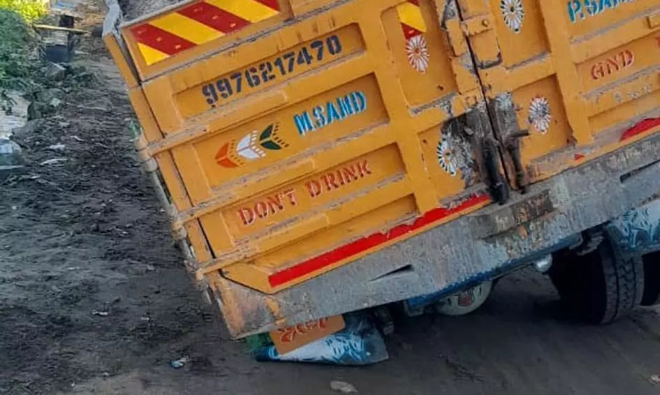 சாலையில் புதையும் கனரக வாகனங்கள்