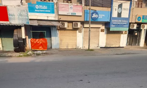 மூடியே கிடக்கும் ஏ.டி.எம். மையம்