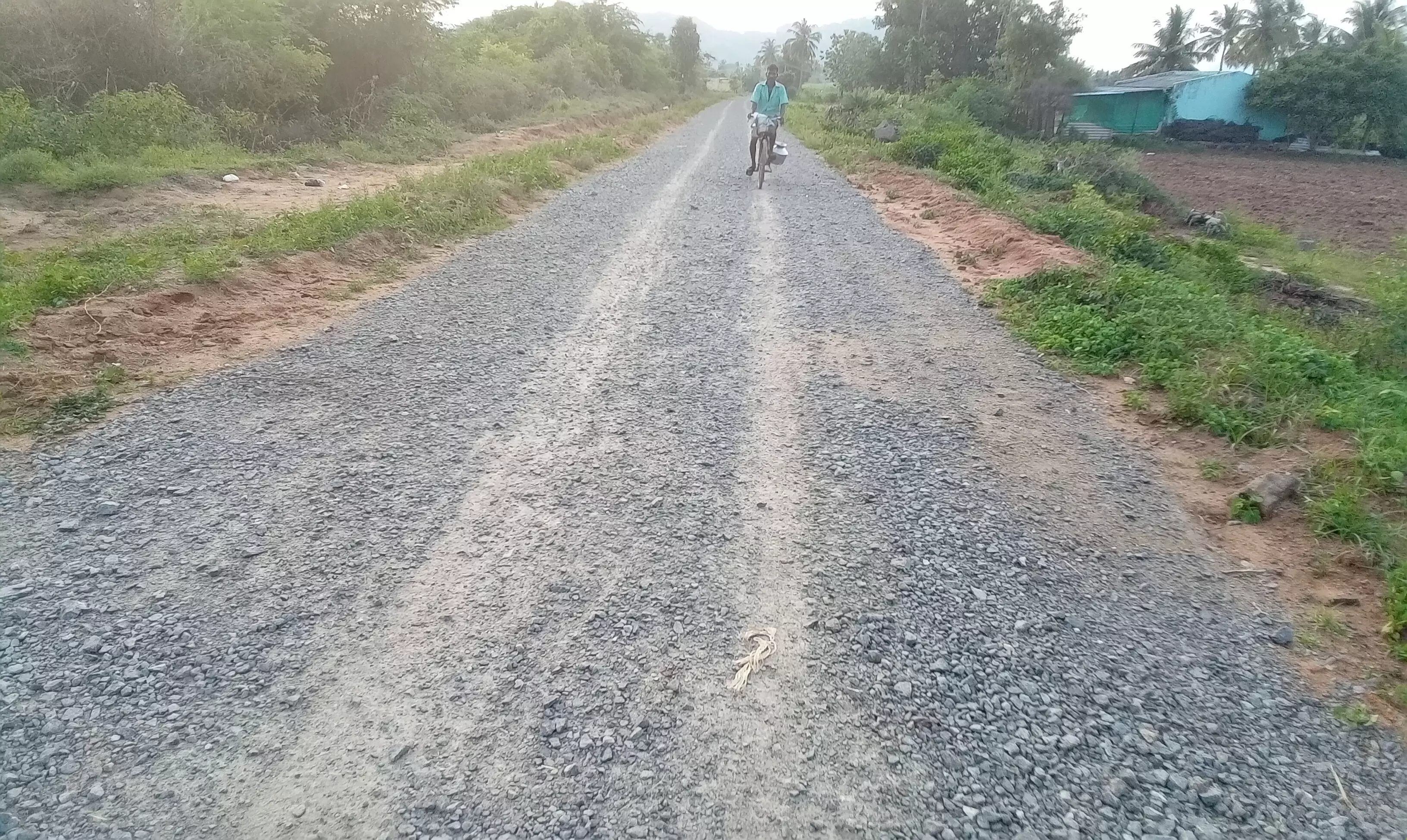 ஜல்லி கொட்டியாச்சு...சாலை அமைக்கலயே..