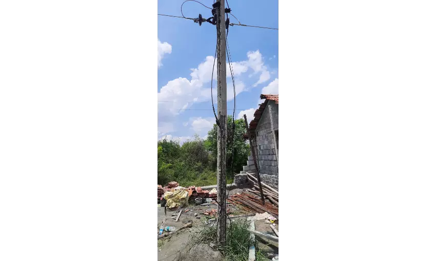 மின் கம்பம் மாற்றப்படுமா? மின் கம்பம் மாற்றப்படுமா?