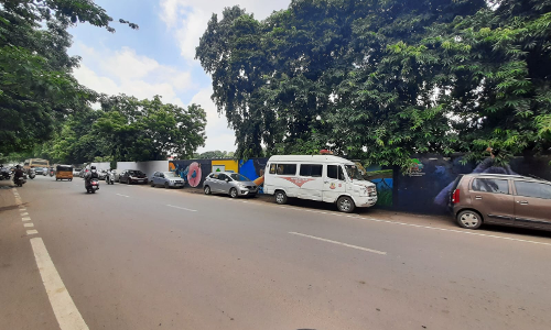 அணிவகுத்து நிற்கும் வாகனங்கள்