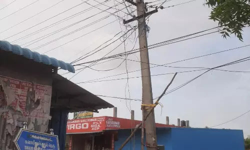 பழுதடைந்த மின்கம்பம் பழுதடைந்த மின்கம்பம்