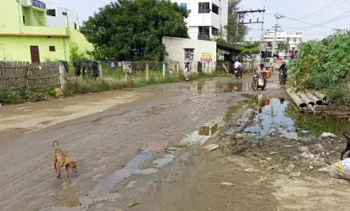 சேறும்,சகதியுமான சாலை