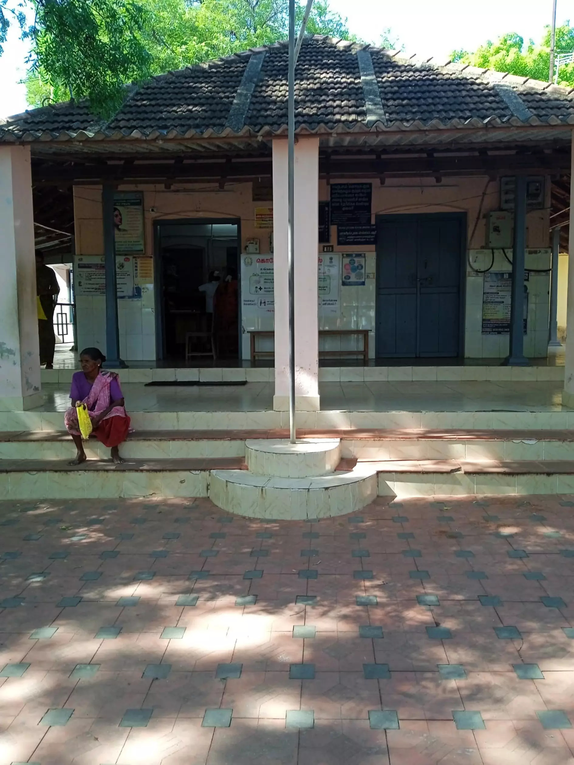 சிதிலமடைந்த மருத்துவமனை கட்டிடம் சிதிலமடைந்த மருத்துவமனை கட்டிடம்