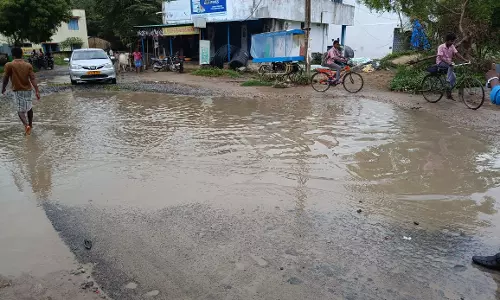 சாலையில் மிதக்கும் வாகனங்கள்