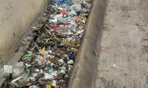 கழிவுநீர் கால்வாயில் பிளாஸ்டிக் குப்பைகள்