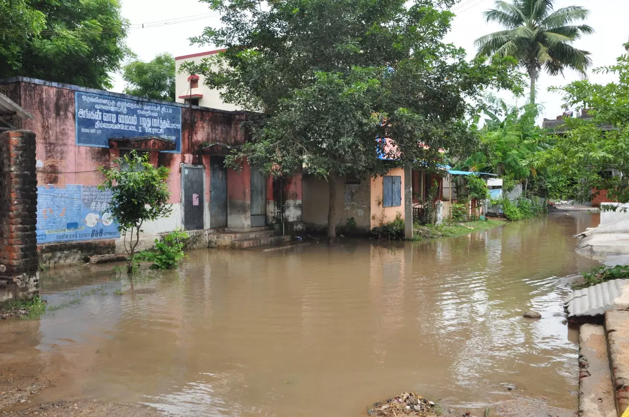 மழை நீர் செல்ல வழி இல்லை