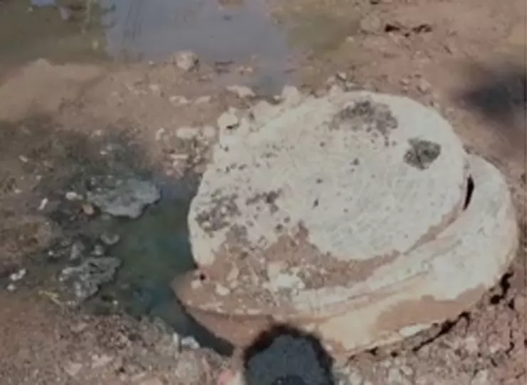 பாதாள சாக்கடை மூடி வழியாக வெளியேறும் கழிவுநீர்